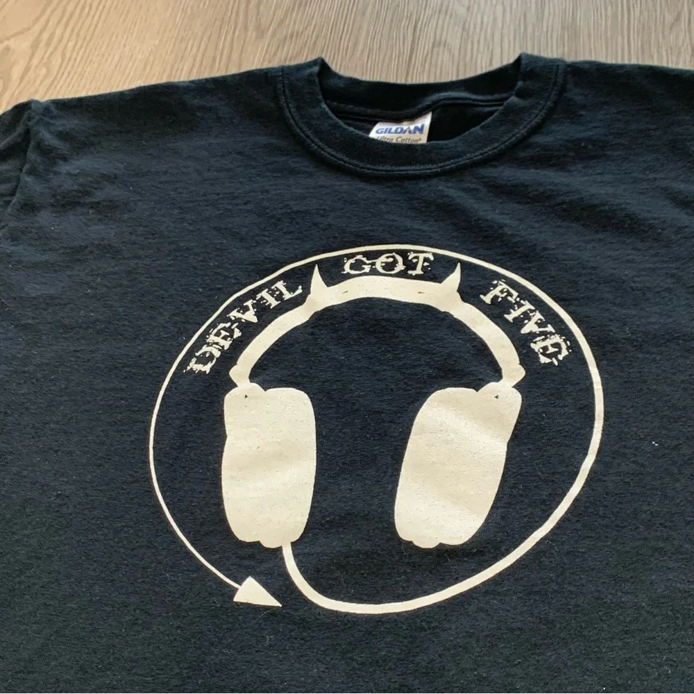Devil Got Five Black Band Tee Medium Headphones‎ Grunge Y2K 2000s Skater - Picture 2 of 4